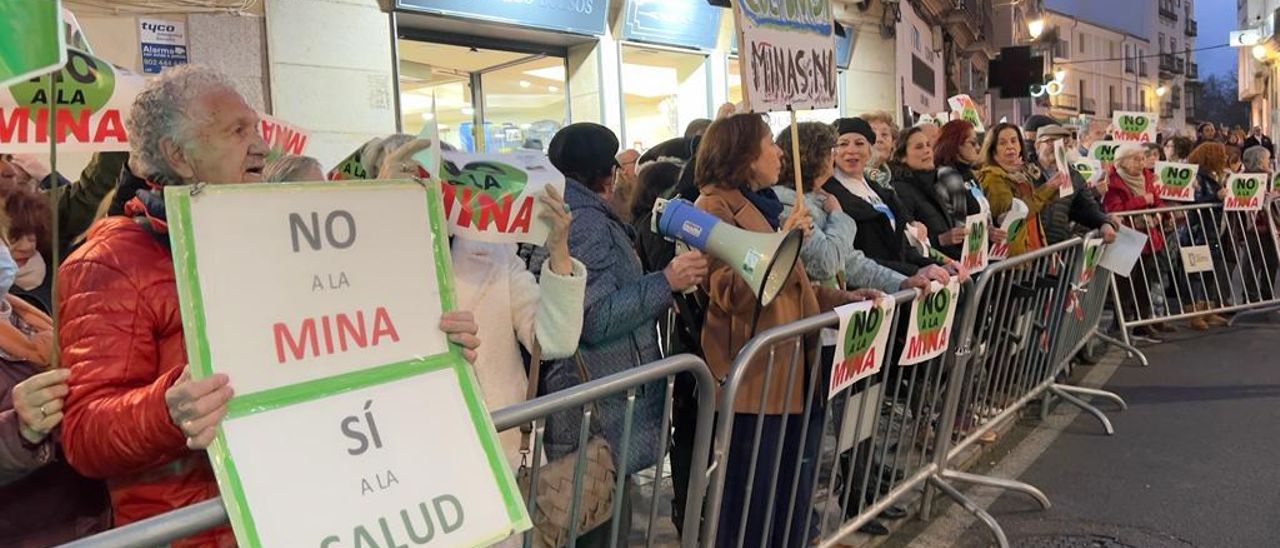 Decenas de personas muestran su rechazo contra el proyecto minero en los alrededores del Gran Teatro