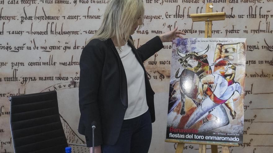 La edil de Fiestas Patricia Martín presentando el cartel del Toro Enmaromado 2018.