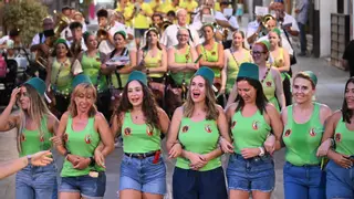 Las calles de Elche estallan con los Moros y Cristianos