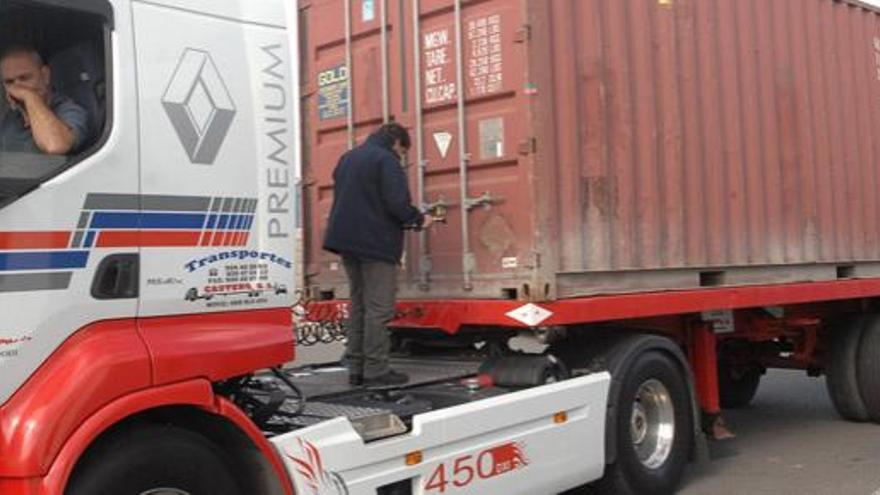 Un agente de aduanas inspecciona un contenedor en el Puerto de La Luz. i  QUESADA