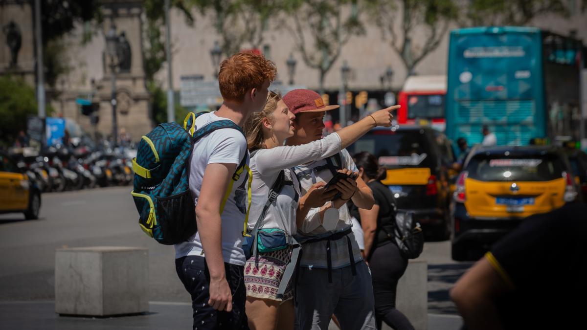 Un grupo de turistas extranjeros en Barcelona.