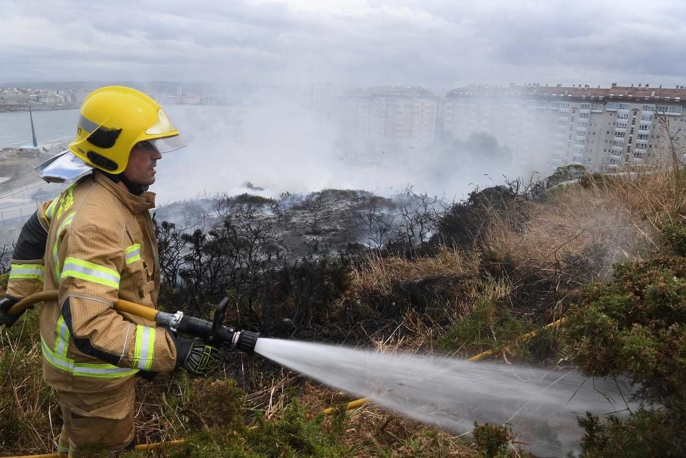 Incendio forestal en Os Rosales