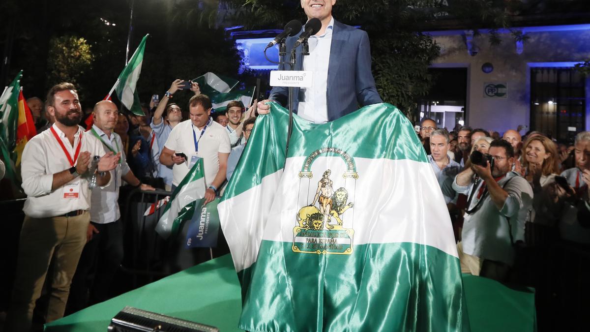 Moreno con la bandera noche electoral