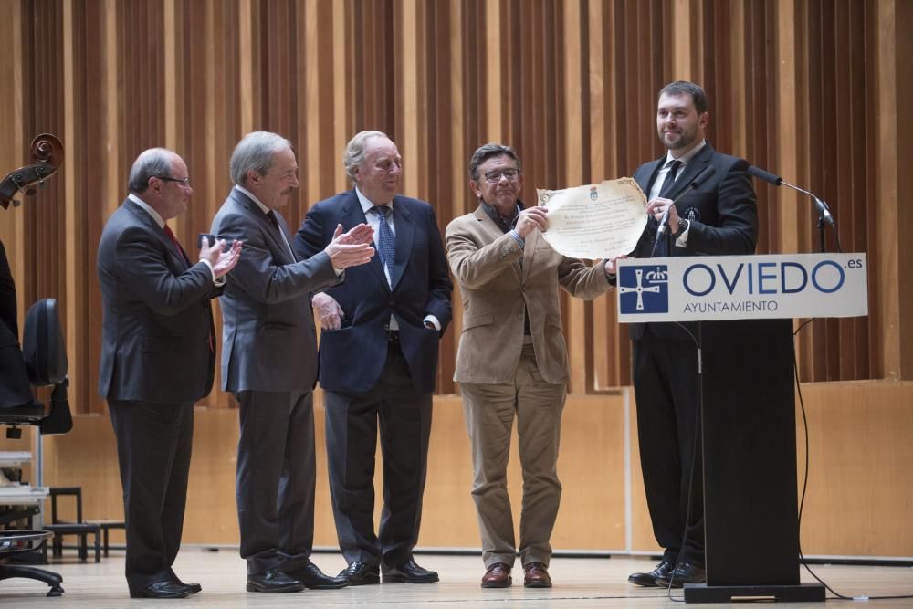 Entrega de la medalla de plata a la Banda de Música Ciudad de Oviedo