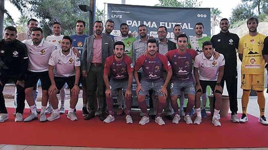 La plantilla, cuerpo técnico y dirigentes del Palma Futsal posan junto a algunos de los patrocinadores durante el acto de ayer en el Nova Beach Lounge de la Platja de Palma.