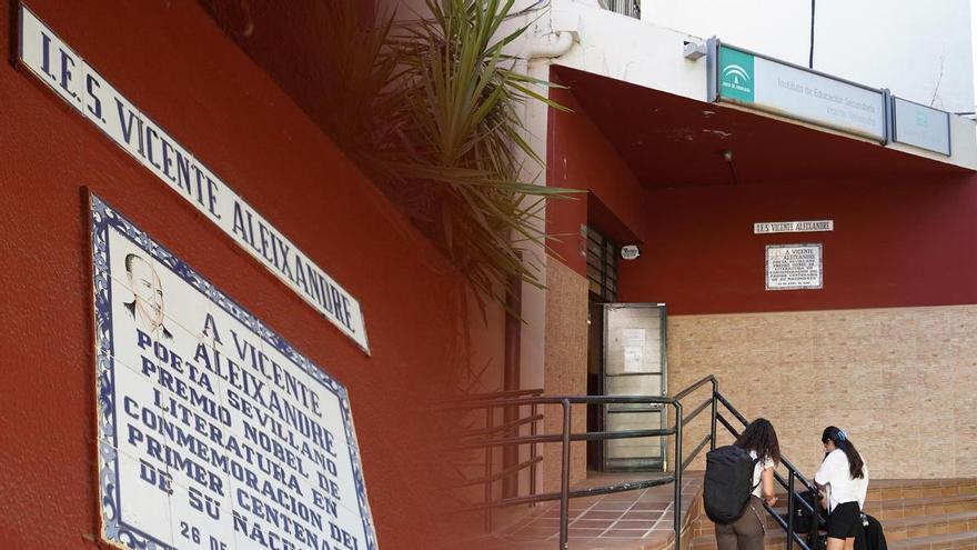 Triana se rinde ante los 50 años del IES Vicente Aleixandre: "Por aquí ha pasado desde el presidente de Airbus hasta el ganador de Pasapalabra"