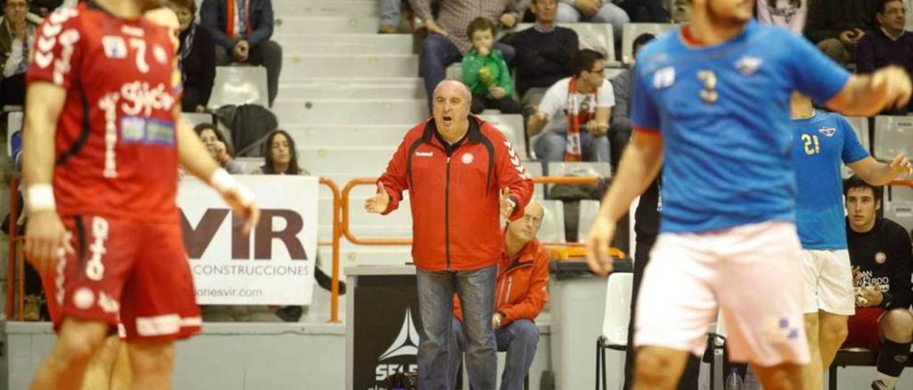 Alberto Suárez, al fondo, durante el partido ante el Benidorm.