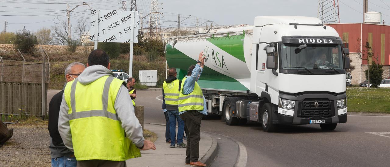 Piquetes de la huelga del transporte en Avilés.