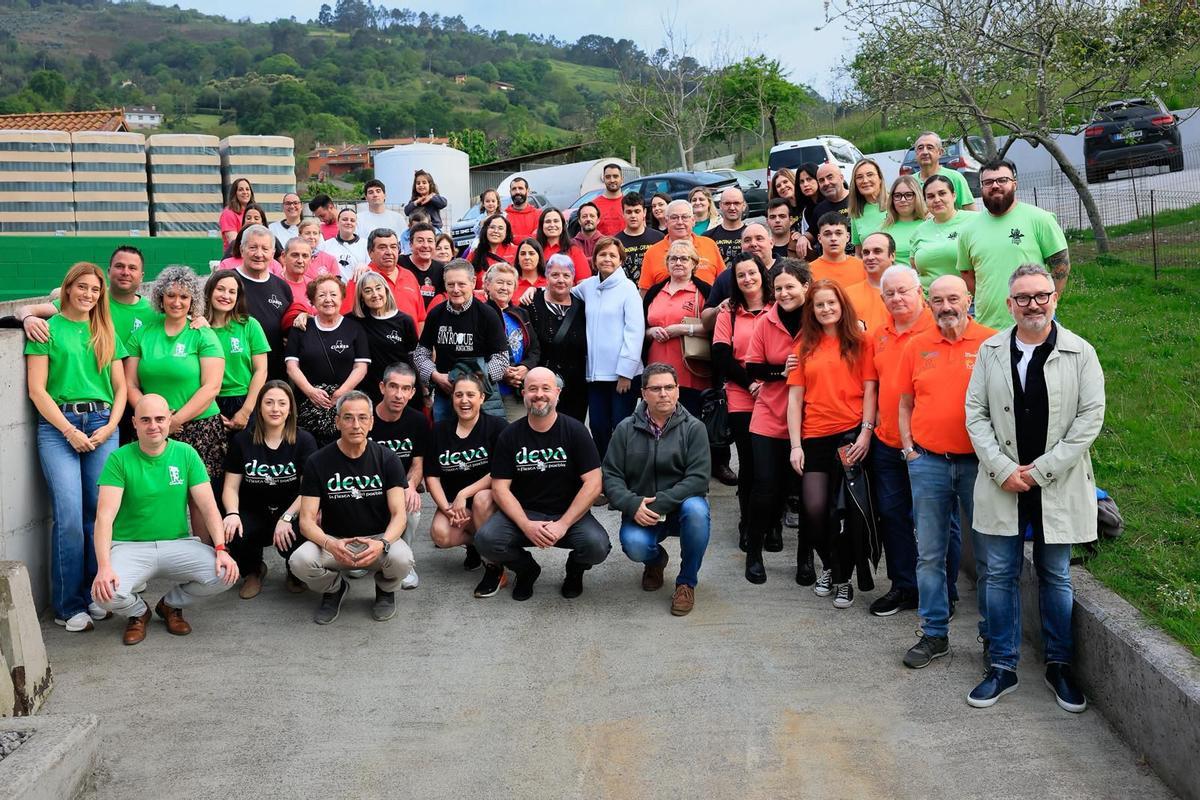 Integrantes del grupo "Vive lo que sentimos", en defensa de las fiestas, con la Alcaldesa en el centro y el edil Gilberto Villoria primero por la derecha.