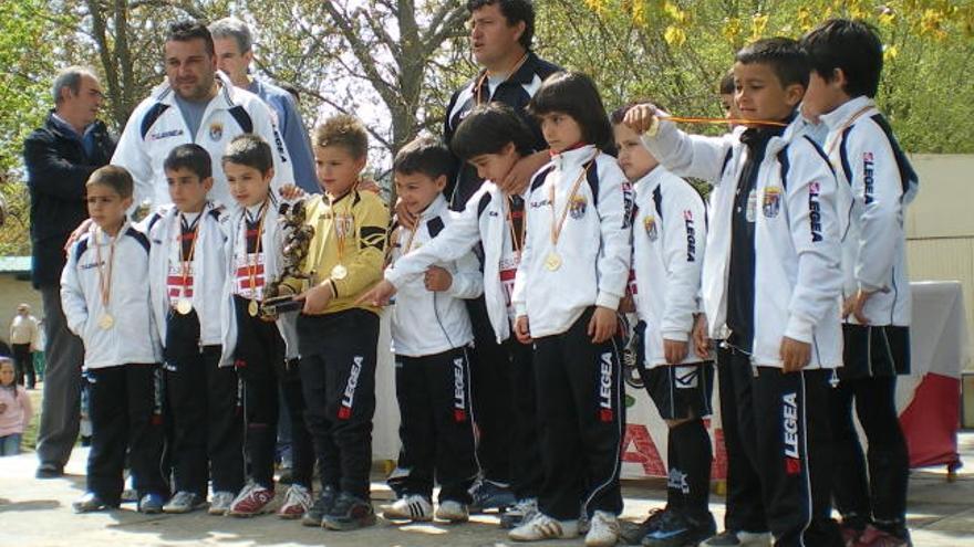 El conjunto prebenjamín del Atlético Santa Cristina recibe el &quot;Zorro de Oro&quot; como campeón de la Palencia Cup 2009.