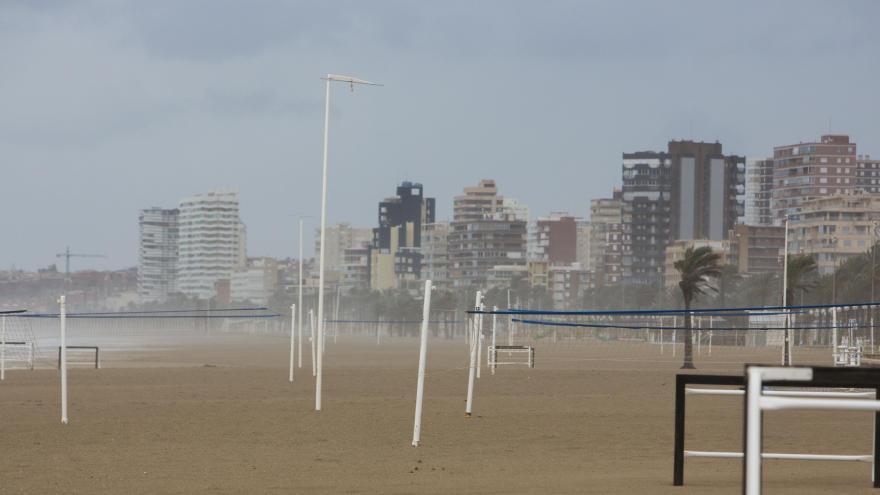 El tiempo en Alicante: el frío y la lluvia ayudan a quedarse en casa