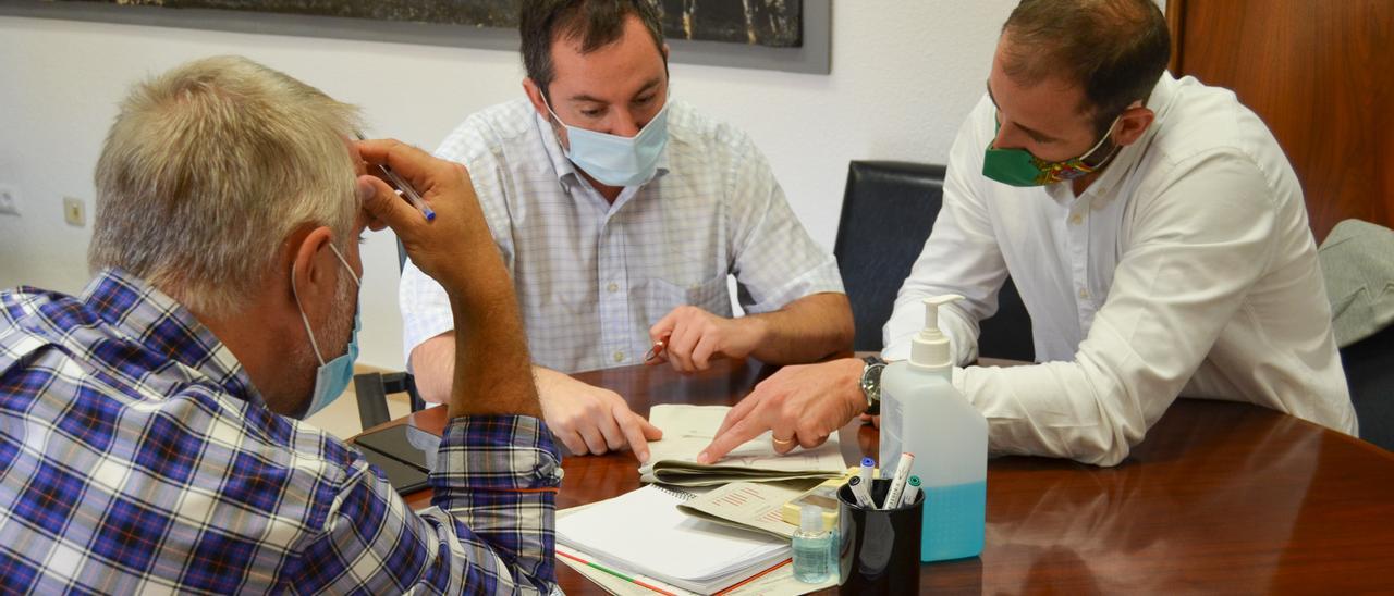 El director de Salud Pública en Castellón, Carles Escrig, en la reunión con el concejal de Fiestas, Omar Braina, ayer.