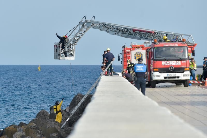 07-08-2019 LAS PALMAS DE GRAN CANARIA. Encontrado un cadáver en la escollera de la Avenida Marítima  | 07/08/2019 | Fotógrafo: Andrés Cruz