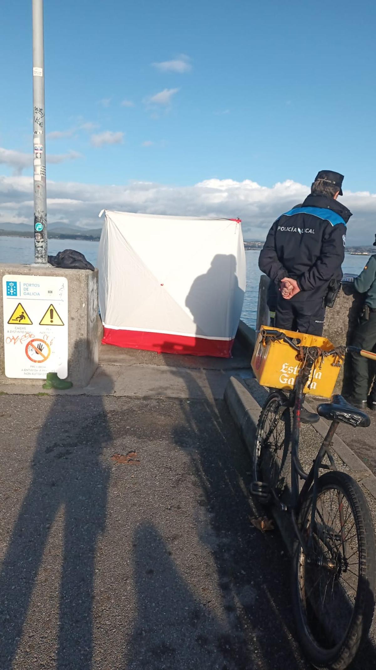 El cuerpo permanece tapado al lado de su bicicleta. En la foto, la de su sobrino.