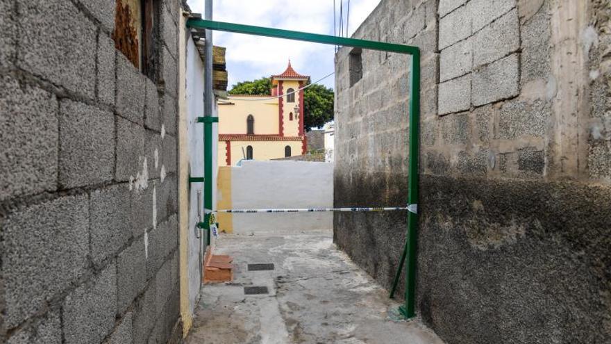 Muro caído del Colegio Publico del barrio teldense de La Higuera Canaria