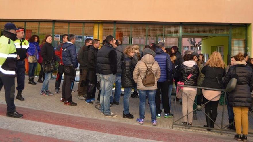 Pares i mares concentrats davant del centre baganès, aquest dimarts al matí.