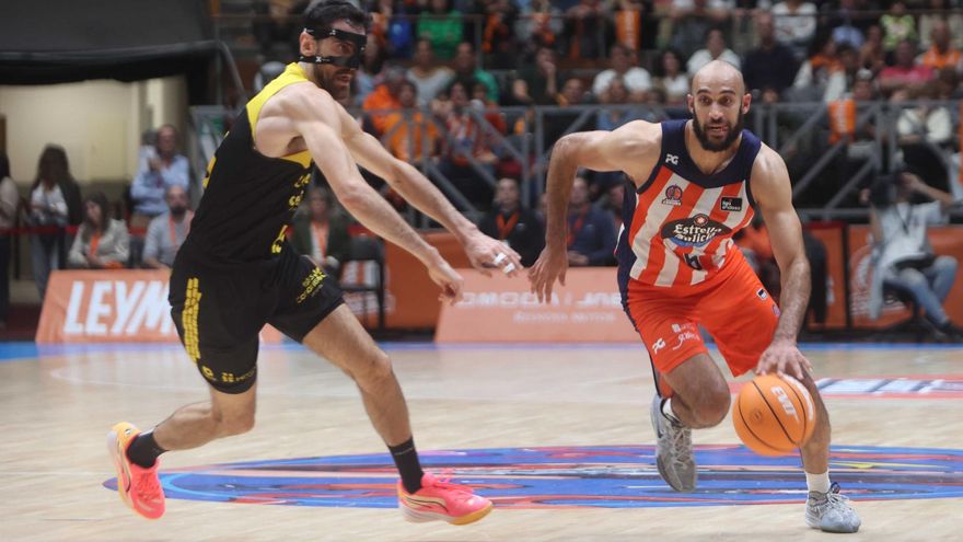 Scrubb bota el balón en el partido contra La Laguna Tenerife en el Coliseum.