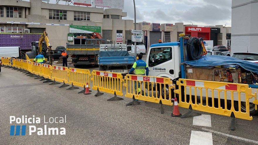 Cortes de tráfico en el Polígono de Son Castelló por la rotura de una tubería