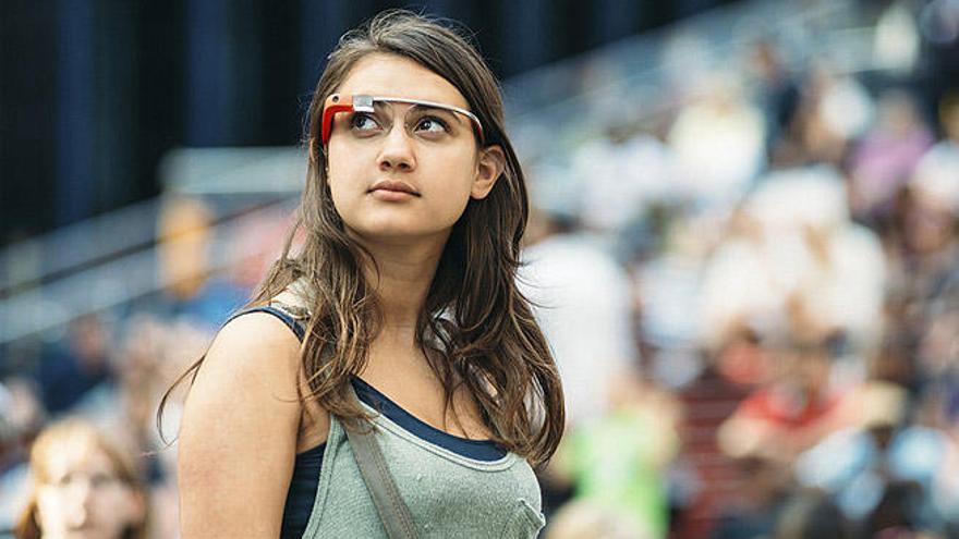 Una joven, con las Google Glass.