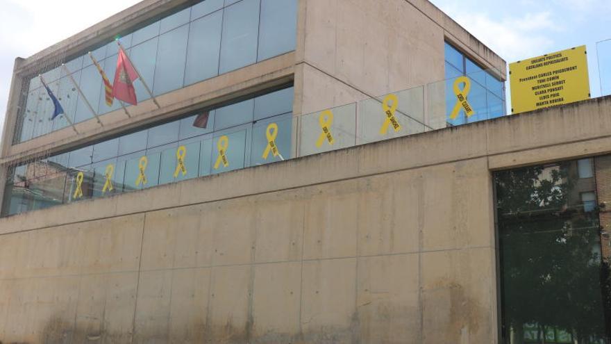 Façana de l&#039;Ajuntament de Sant Fruitós amb els llaços grocs