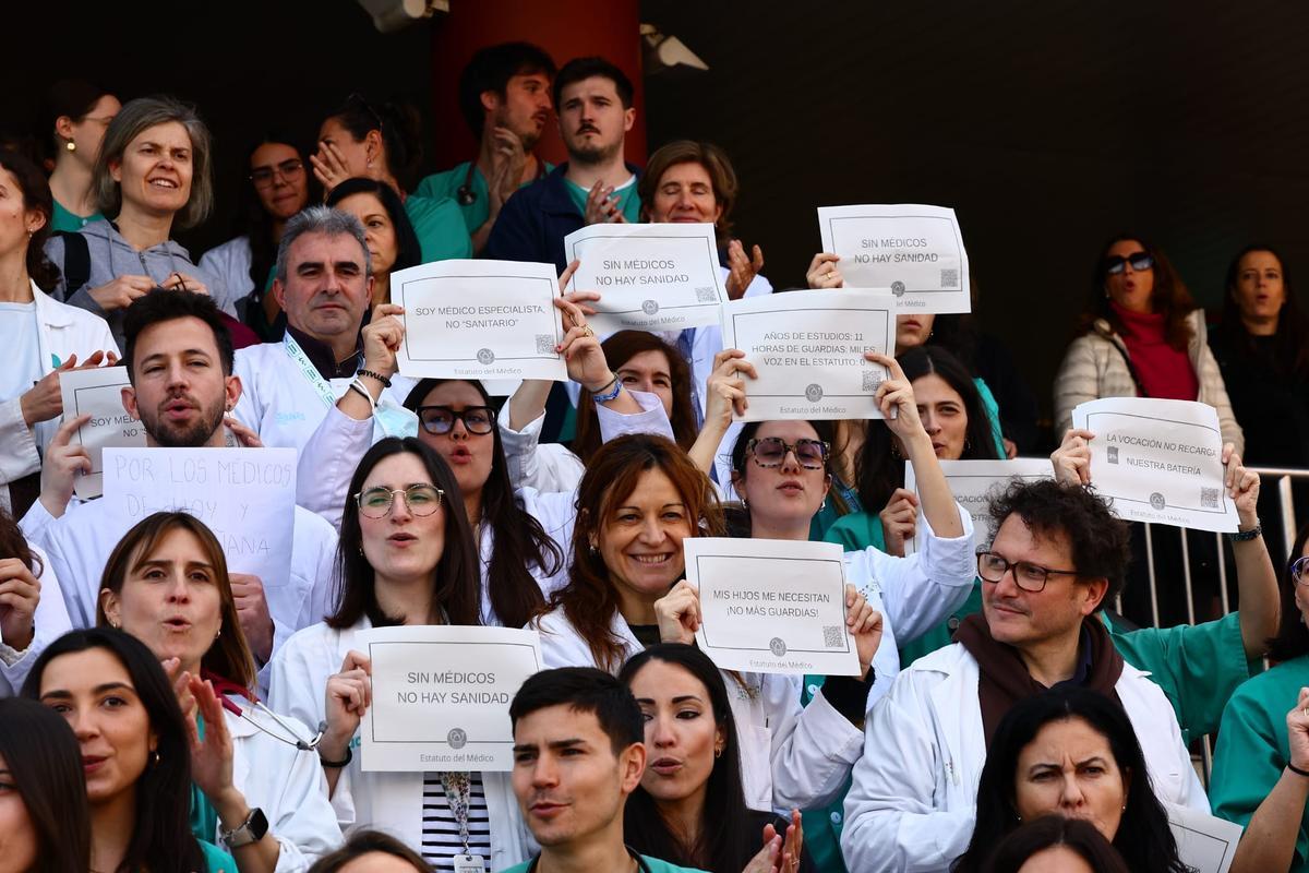 En imágenes I Protesta de los médicos de Aragón a las puertas de los hospitales en el primer día de huelga