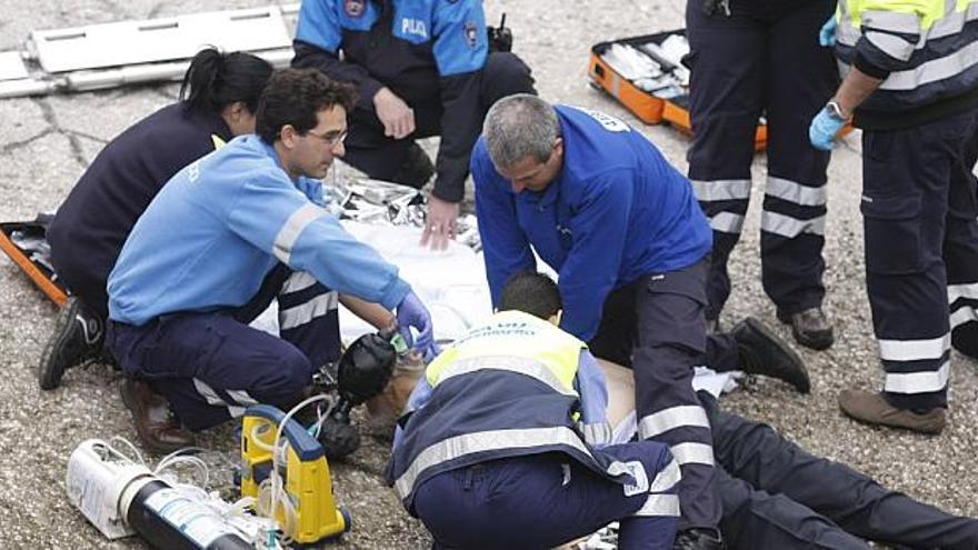 Los sanitarios reaniman a un hombre en una playa de Gijón, en 2009.