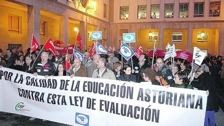 La cabecera de la manifestación, en la plaza de España, delante de la Consejería de Educación.