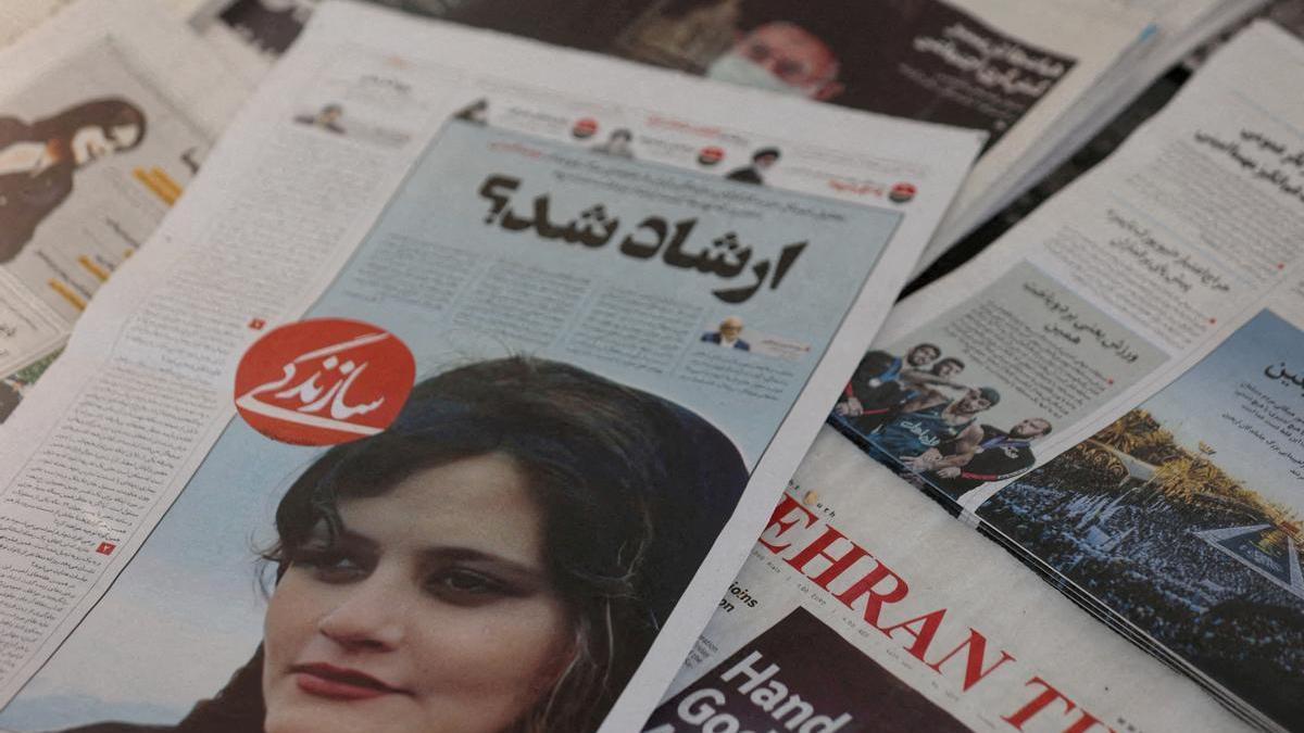 Diarios iranís con la foto de Masha Amini.