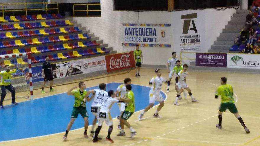 Una imagen del encuentro disputado en el Fernando Argüelles de Antequera.