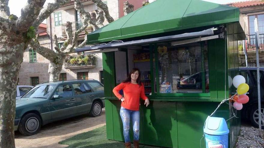 Marina Pires, ayer, en el kiosco de Fefiñáns. // Noé Parga