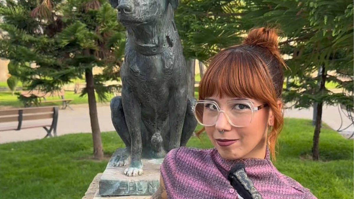 Sandra Morales, divulgadora andaluza, visita un pueblo de Córdoba para contar la trágica historia de Moro el perro de los entierros Lo apalearon hasta desvivirlo