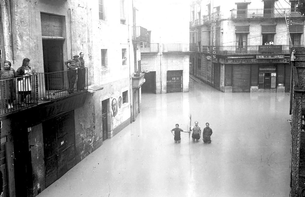 Tres persones a la Cort Reial de Girona durant l'aiguat de 1940