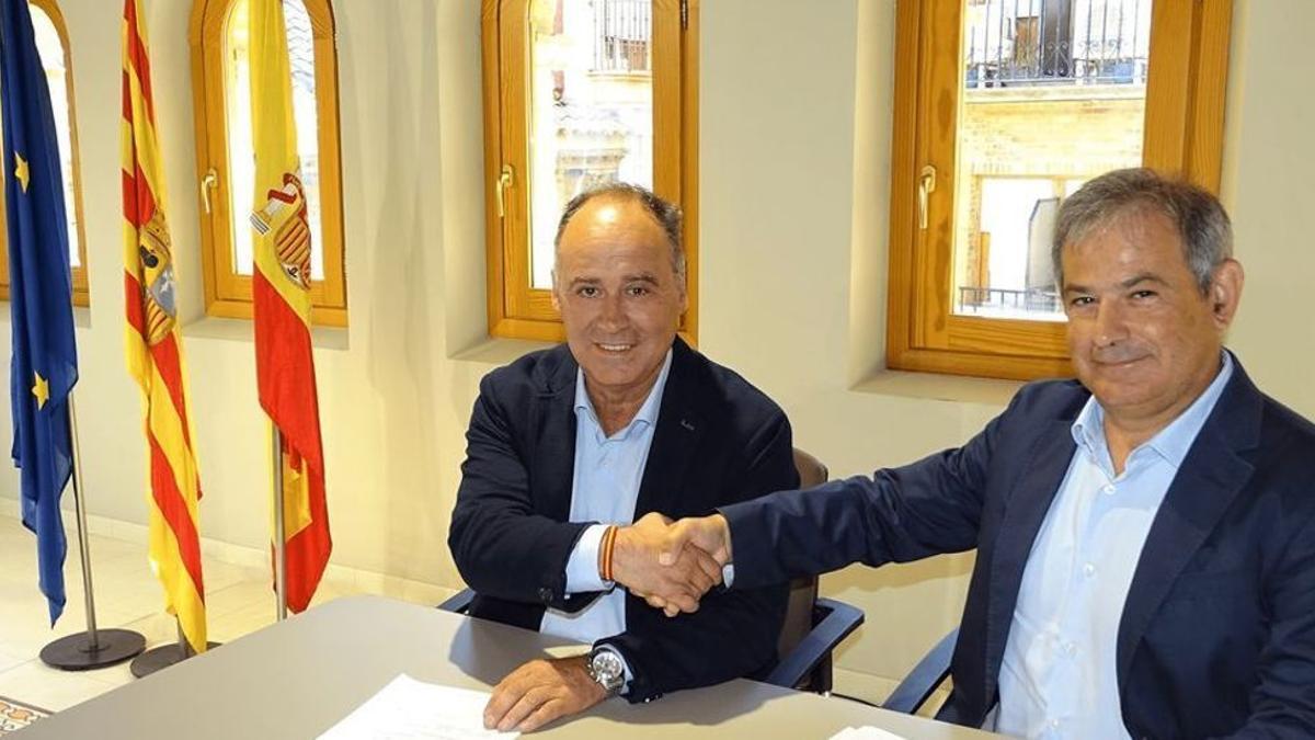 Miguel Iranzo, alcalde de Alcorisa, rubricando el acuerdo con José Meseguer, consejero ejecutivo de Porcelanosa