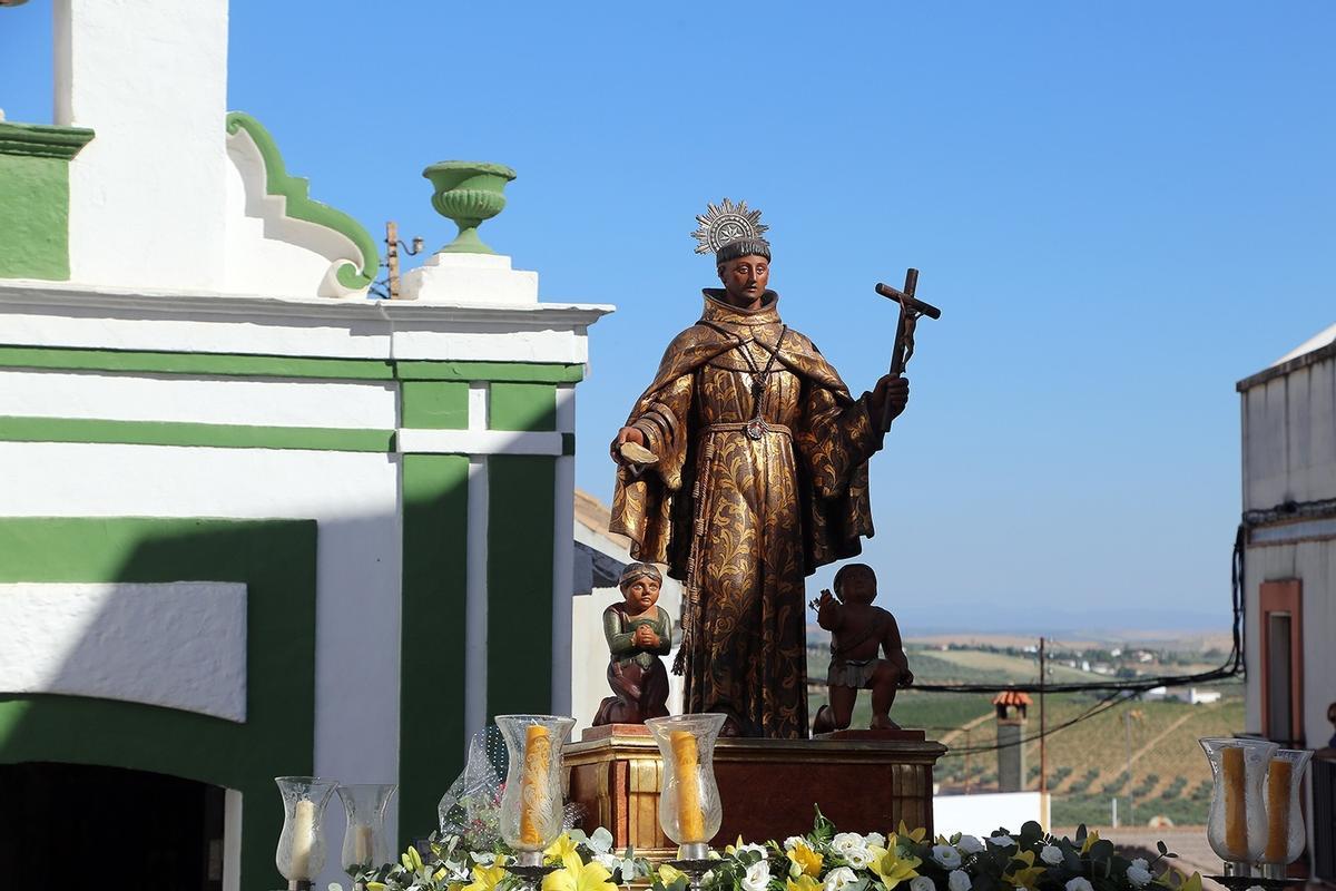 Imagen de El Santico, junto a su ermita de la calle Córdoba.