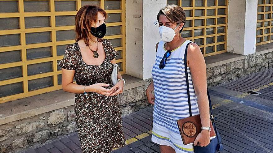 Ana Cárcaba –izquierda– y Sandra Cuesta, ayer, junto a la plaza de abastos de Colunga.