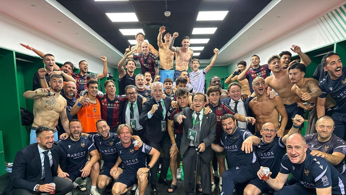 Jugadores, staff y directivos celebran la permanencia en La Cartuja.