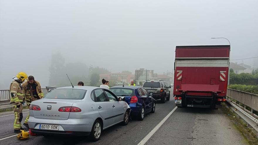 Dos heridos leves en sendos accidentes en Guísamo