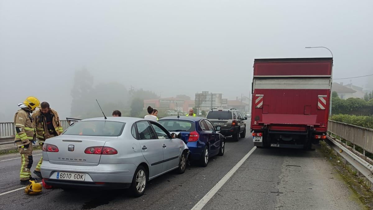 Dos heridos leves en sendos accidentes en Guísamo