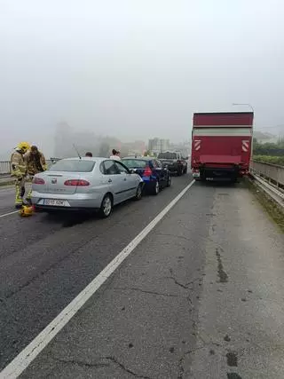 Dos heridos leves en sendos accidentes en Guísamo
