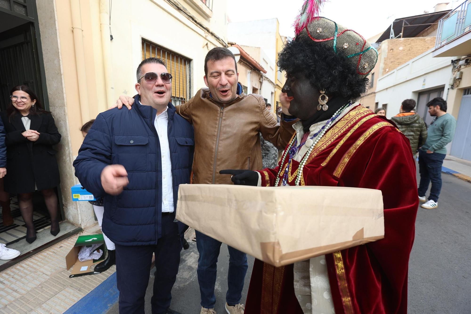 Los Reyes Magos entregan los regalos casa por casa en Vila-real