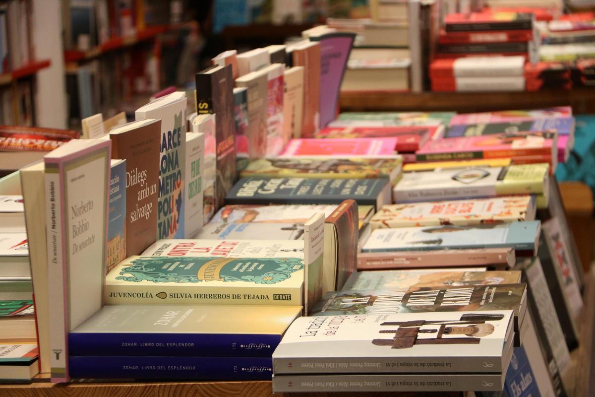 Diversos llibres en una llibreria