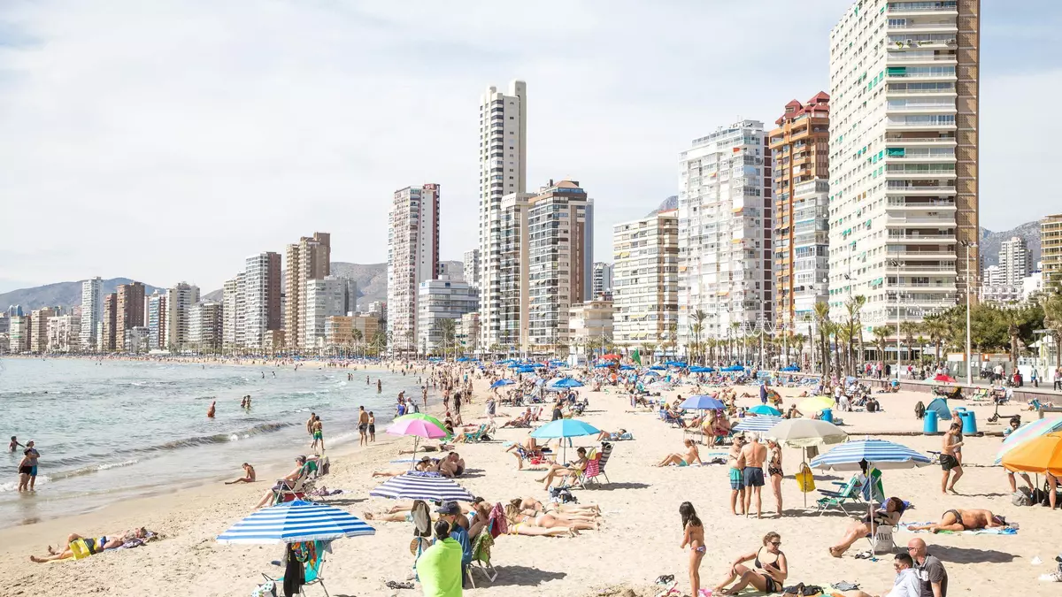 España recibe 172.080 turistas más en julio con el frenazo de Francia y Alemania