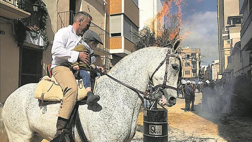 El estallido festivo del pasacalle toma los viales de Nules el día de Sant Vicent