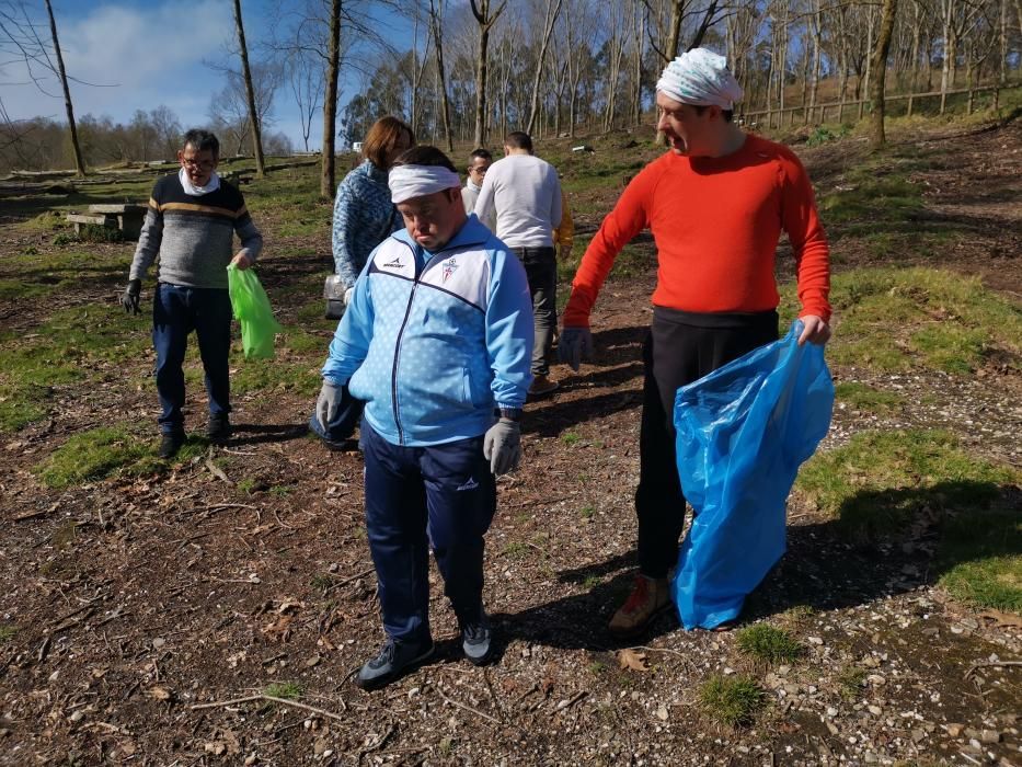 Eliminando la "basuraleza" del lago Castiñeiras