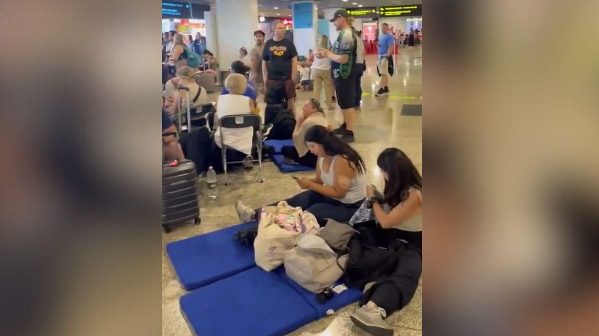 Imagen de las últimas horas del aeropuerto de Madeira, con los pasajeros que han quedado varados en la isla, obligados a dormir en el suelo.