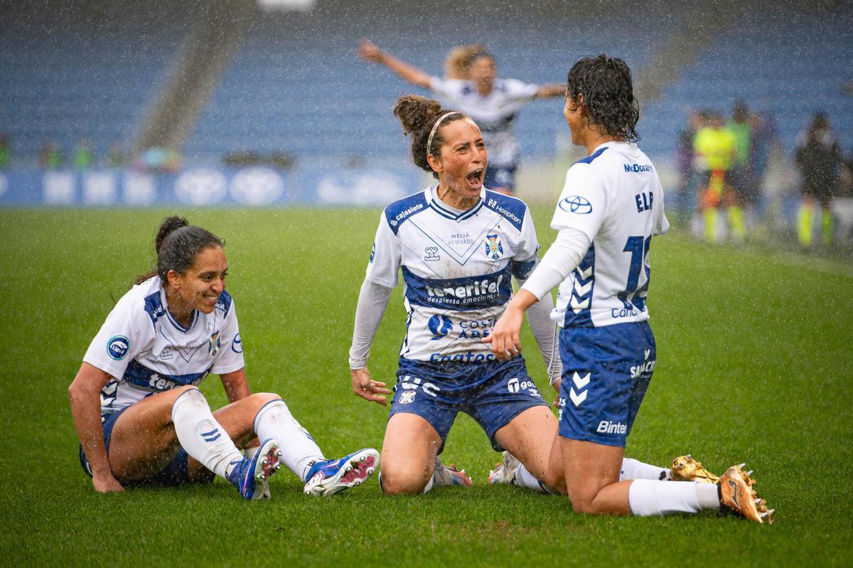 Gavira celebra  un gol del Costa Adeje junto a Sakina (i) y Elba (d).