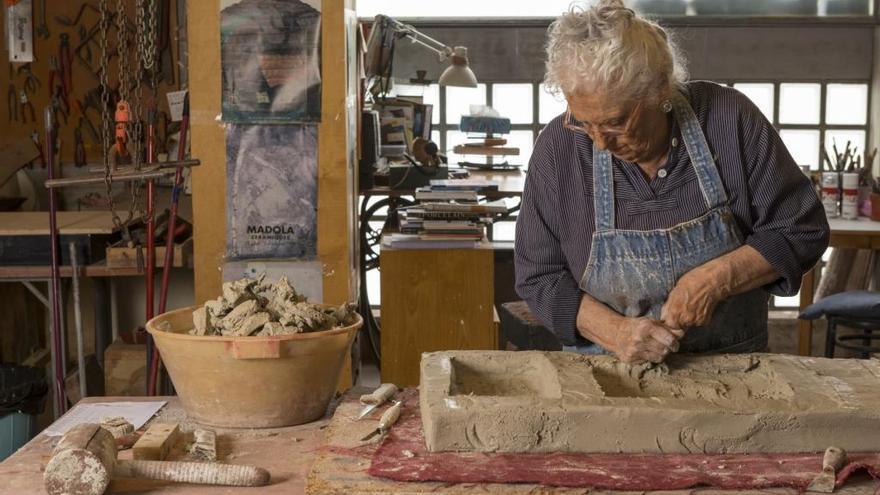 Madola treballant en el seu taller de Premià de Dalt