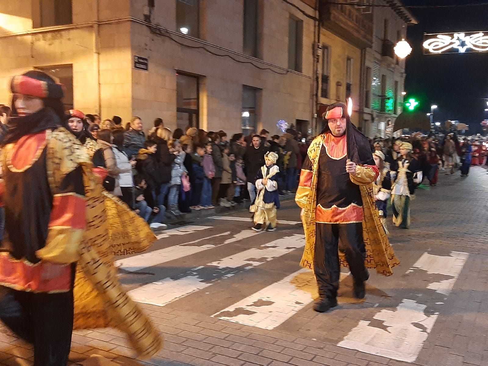 Los Reyes, en dromedario en la Pola: así ha sido la cabalgata de la capital sierense