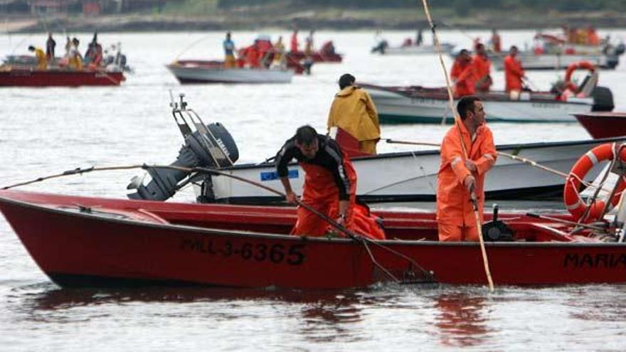 Trabajadores en Os Lombos, que se consolidan como el gran banco de libre marisqueo en Arousa, y en toda Galicia.