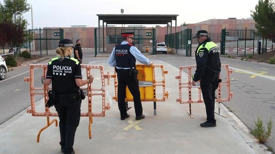 Policies, a l&#039;accés de la presó de Lledoners, en una foto d&#039;arxiu